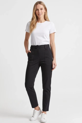 Dorothy-Perkins-czarne-spodnie-jeans-pasek-modelka-przod.webp