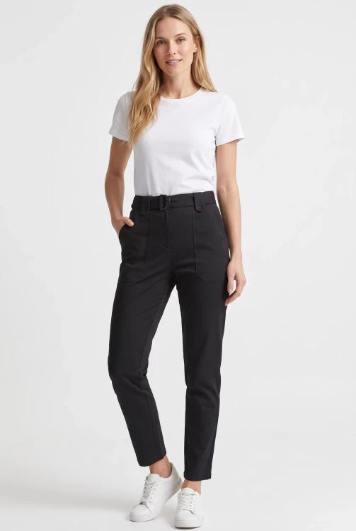 Dorothy-Perkins-czarne-spodnie-jeans-pasek-modelka-przod.webp