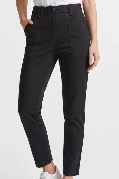 Dorothy-Perkins-czarne-spodnie-jeans-pasek-modelka-glowne.webp