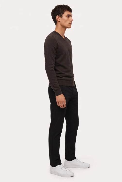 M&S-Cashmilon-meski-ciemnobrazowy-sweter-model-bok.webp