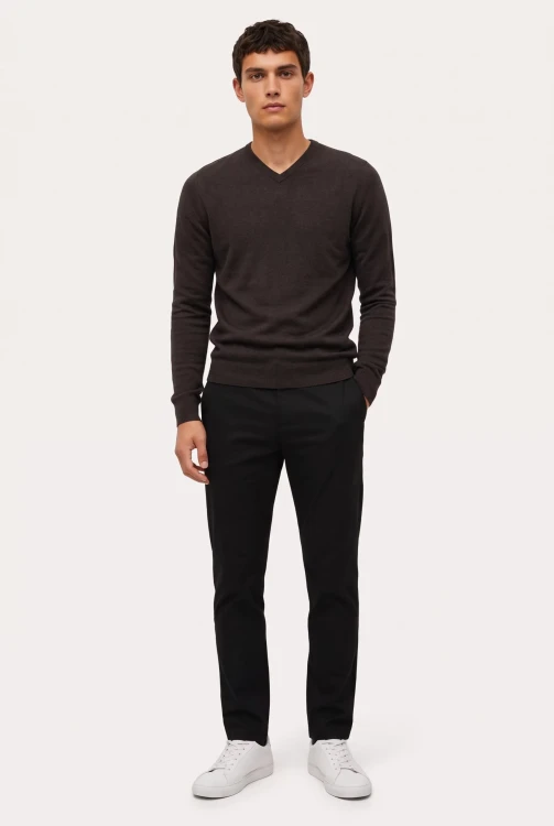 M&S-Cashmilon-meski-ciemnobrazowy-sweter-model-przod2.webp