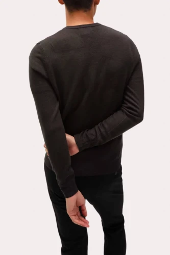 M&S-Cashmilon-meski-ciemnobrazowy-sweter-model-tyl.webp