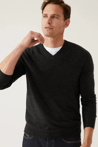 M&S-Cashmilon-meski-czarny-sweter-model-przod.webp