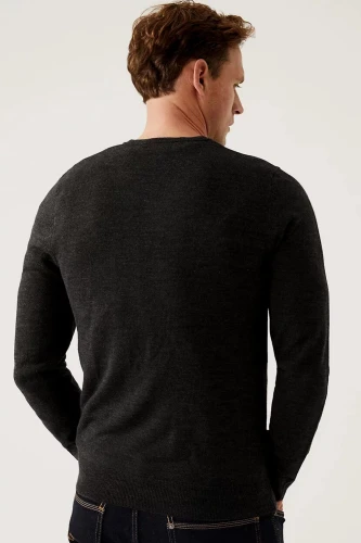M&S-Cashmilon-meski-czarny-sweter-model-tyl.webp