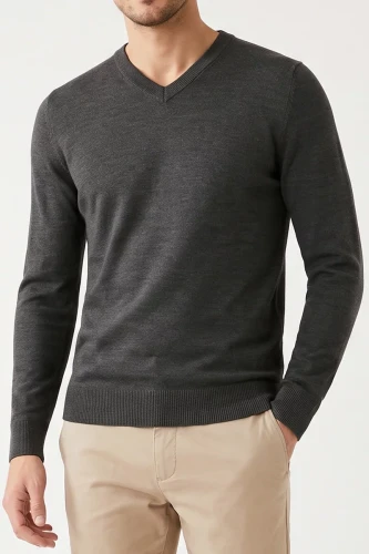 M&S-Cashmilon-meski-grafitowy-sweter-model-przod.webp