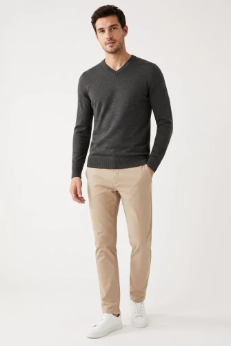 M&S-Cashmilon-meski-grafitowy-sweter-model-przod3.webp
