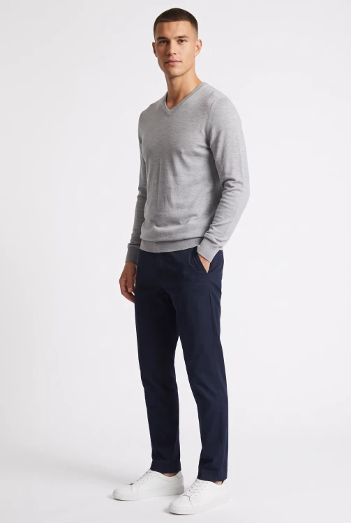 M&S-Cashmilon-meski-szary-sweter-model-przod4.webp