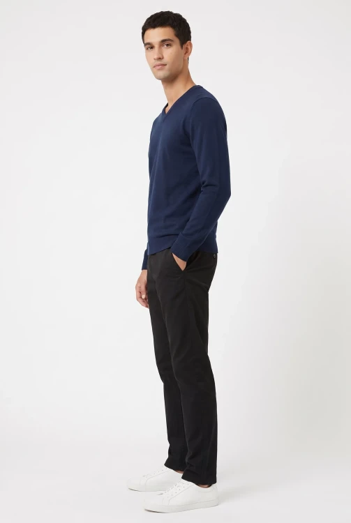 M&S-Cashmilon-meski-granatowy-sweter-model-bok.webp