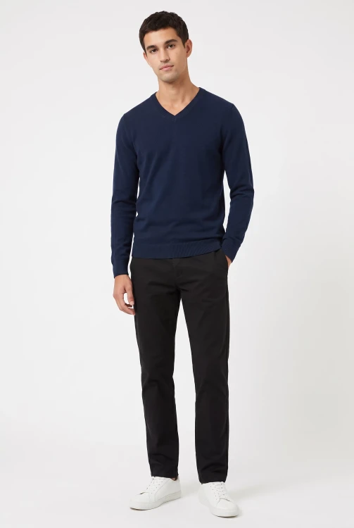 M&S-Cashmilon-meski-granatowy-sweter-model-przod2.webp
