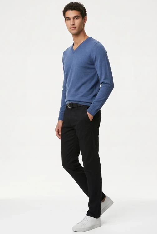 M&S-Cashmilon-meski-jasny-niebieski-sweter-model-przod2.webp