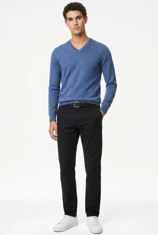 M&S-Cashmilon-meski-jasny-niebieski-sweter-model-przod3.webp
