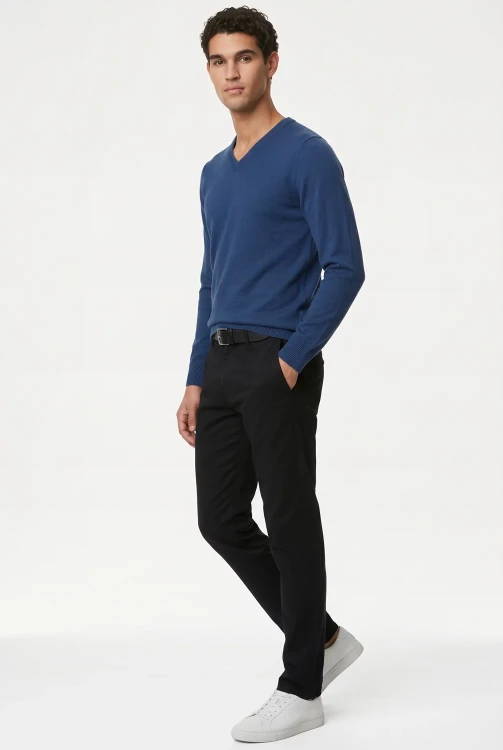 M&S-Cashmilon-meski-niebieski-sweter-model-przod2.webp