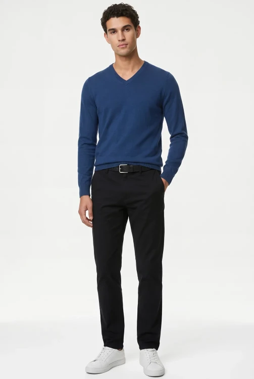 M&S-Cashmilon-meski-niebieski-sweter-model-przod3.webp