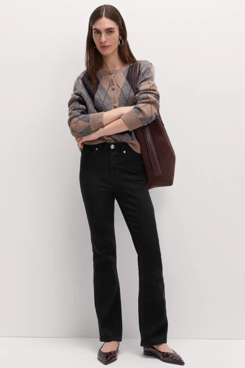 M&S-The-Eva-Bootcut-czarne-spodnie-jeansy-modelka-przod2.webp