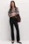 M&S-The-Eva-Bootcut-czarne-spodnie-jeansy-modelka-przod2.webp