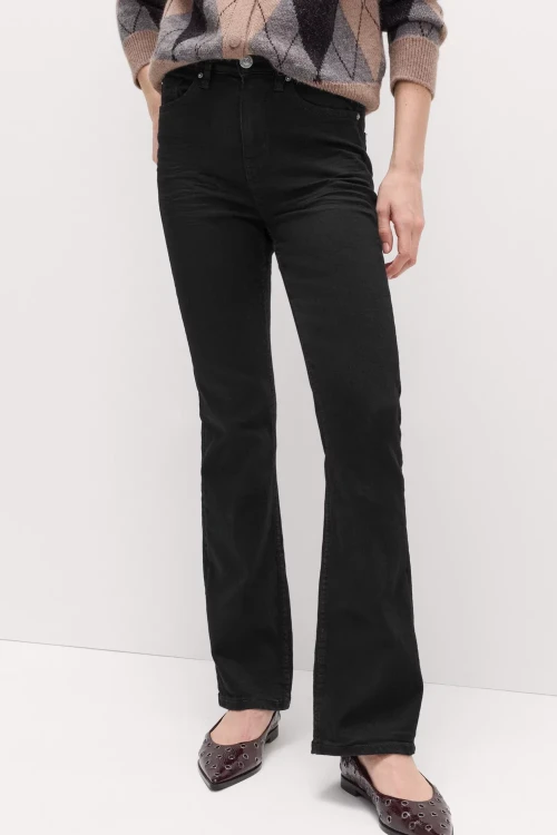 M&S-The-Eva-Bootcut-czarne-spodnie-jeansy-modelka-przod.webp