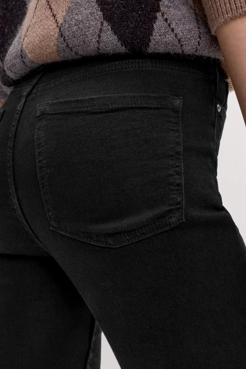 M&S-The-Eva-Bootcut-czarne-spodnie-jeansy-modelka-zblizenie.webp