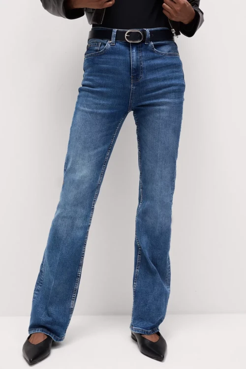 M&S-The-Eva-Bootcut-jasne-jeansy-spodnie-jeansy-modelka-przod.webp
