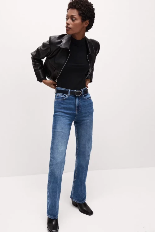 M&S-The-Eva-Bootcut-jasne-jeansy-spodnie-jeansy-modelka-przod2.webp
