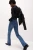 M&S-The-Eva-Bootcut-jasne-jeansy-spodnie-jeansy-modelka-tyl.webp