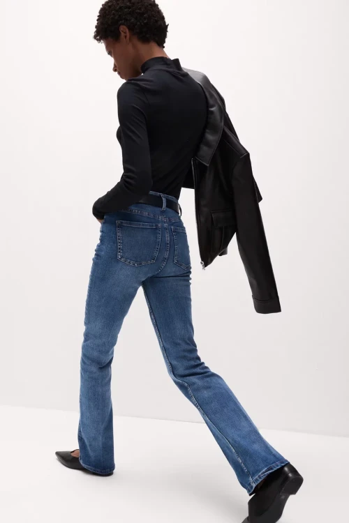 M&S-The-Eva-Bootcut-jasne-jeansy-spodnie-jeansy-modelka-tyl.webp