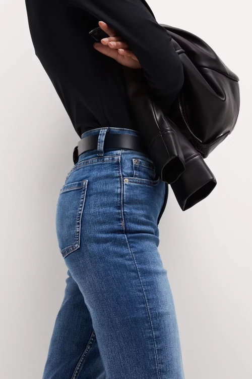 M&S-The-Eva-Bootcut-jasne-jeansy-spodnie-jeansy-modelka-zblizenie.webp