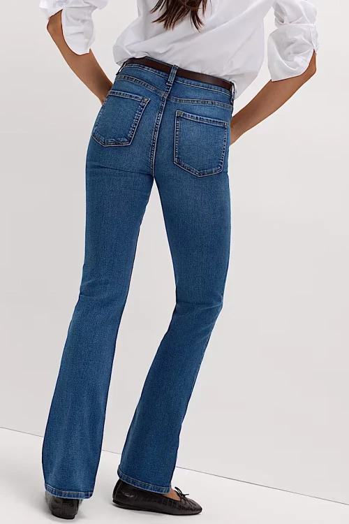 M&S-The-Eva-Bootcut-jeansowe-jeansy-spodnie-jeansy-modelka-tyl.webp