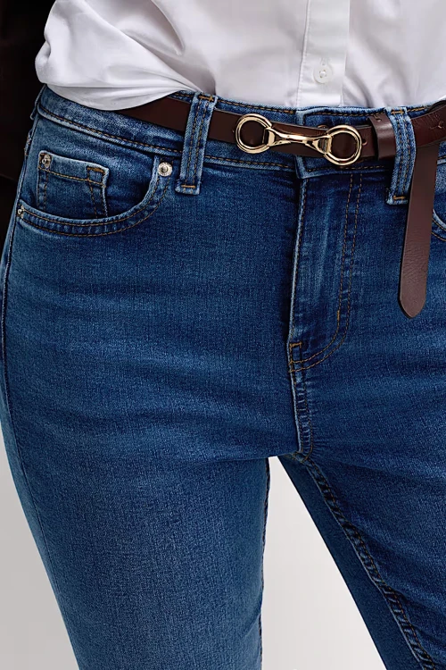 M&S-The-Eva-Bootcut-jeansowe-jeansy-spodnie-jeansy-modelka-zblizenie.webp