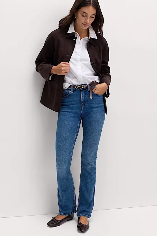 M&S-The-Eva-Bootcut-jeansowe-jeansy-spodnie-jeansy-modelka-przod.webp