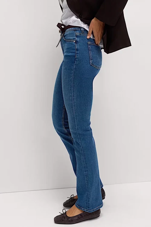 M&S-The-Eva-Bootcut-jeansowe-jeansy-spodnie-jeansy-modelka-bok.webp