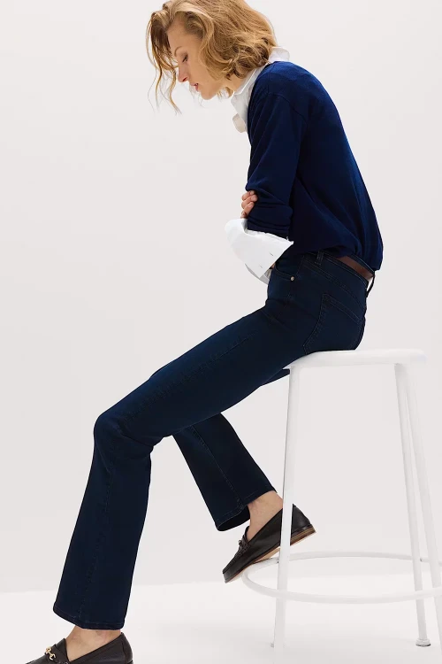 M&S-The-Eva-Bootcut-granatowe-spodnie-jeansy-modelka-bok.webp