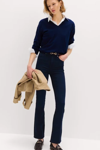 M&S-The-Eva-Bootcut-granatowe-spodnie-jeansy-modelka-przod.webp