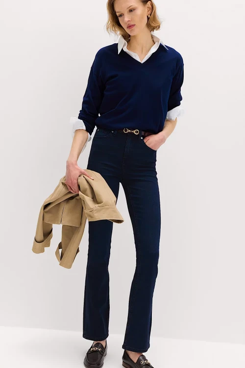 M&S-The-Eva-Bootcut-granatowe-spodnie-jeansy-modelka-przod.webp