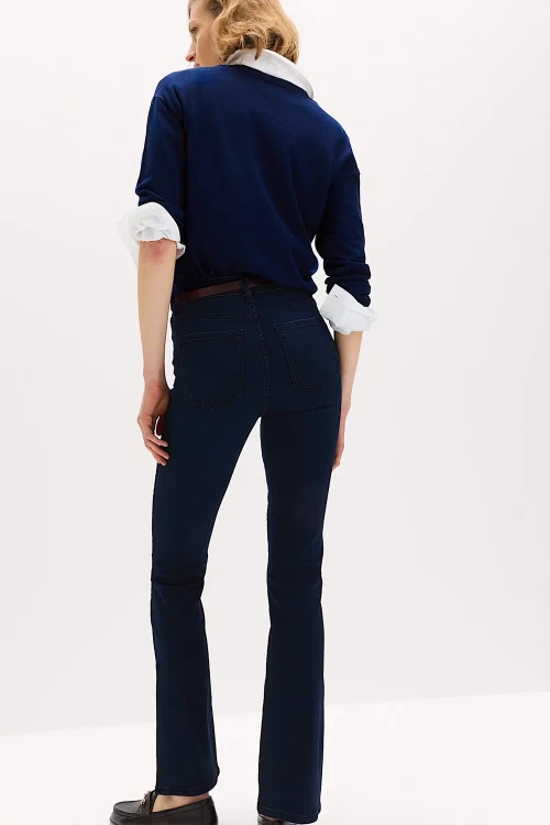 M&S-The-Eva-Bootcut-granatowe-spodnie-jeansy-modelka-tyl.webp