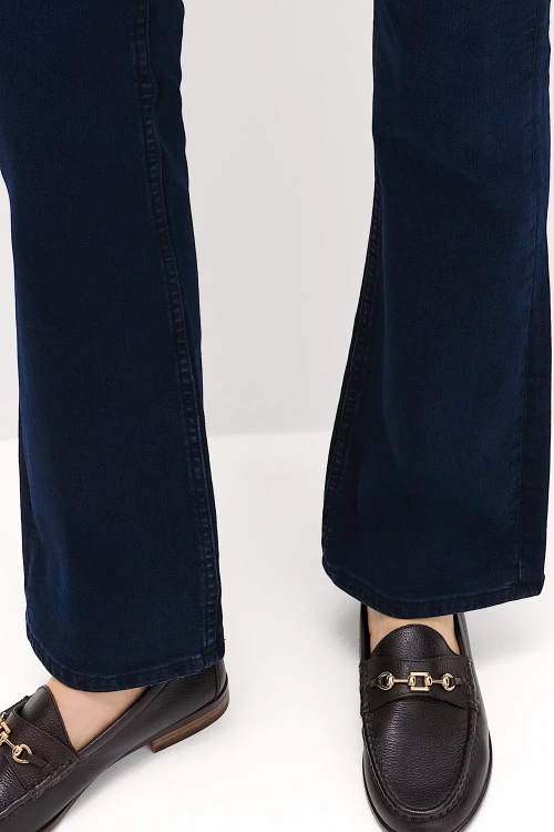 M&S-The-Eva-Bootcut-granatowe-spodnie-jeansy-modelka-zblizenie.webp