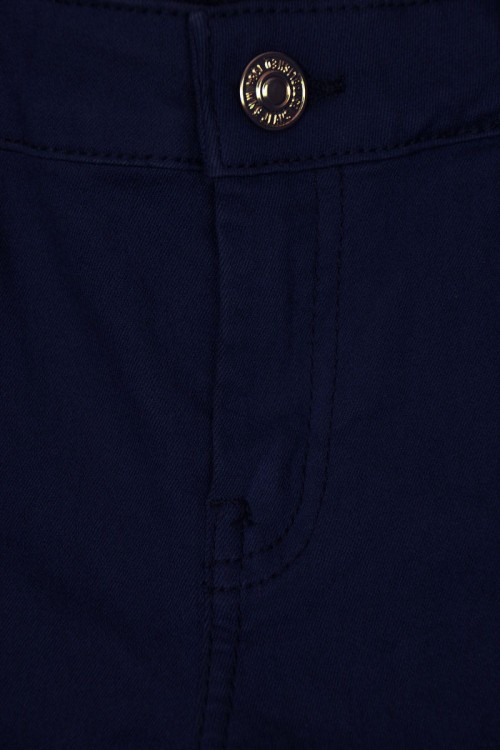 mango-granatowe-spodnie-jeansy-denim&amp;tees-zblizenie.jpg