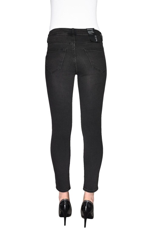h&amp;m-czarne-spodnie-z-dziurami-na-kolanach-modelka-tyl.jpg
