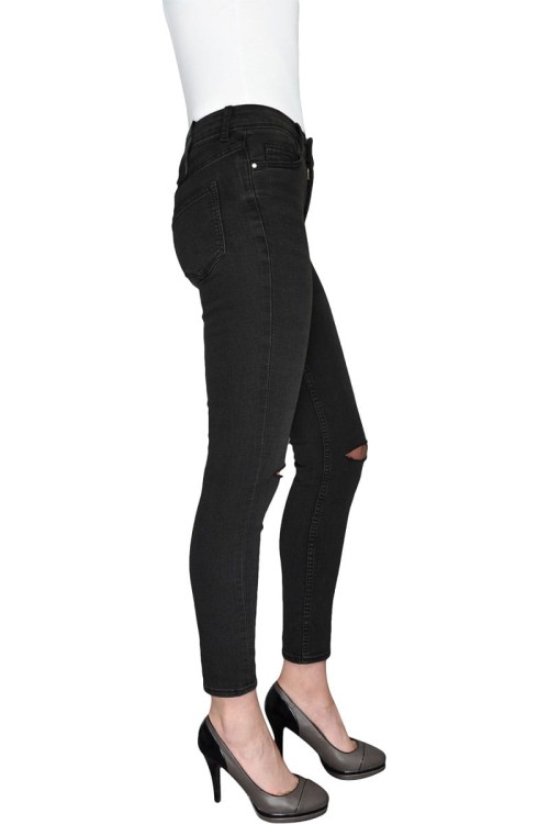 h&amp;m-czarne-spodnie-z-dziurami-na-kolanach-modelka-bok.jpg