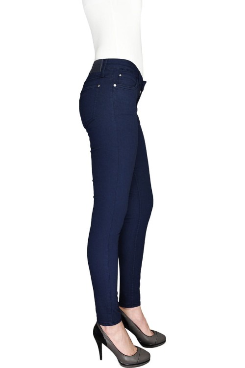 mango-granatowe-spodnie-jeansy-denim&amp;tees-modelka-bok.jpg