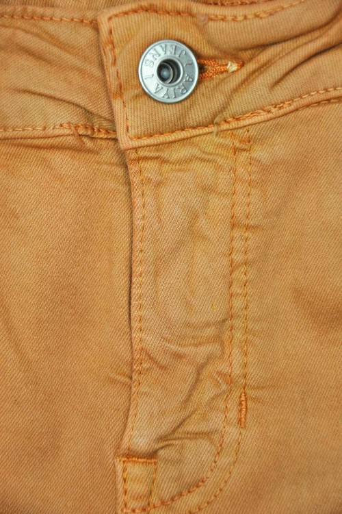 bershka-musztardowe-spodnie-jeansu-push-up-zblizenie.jpg