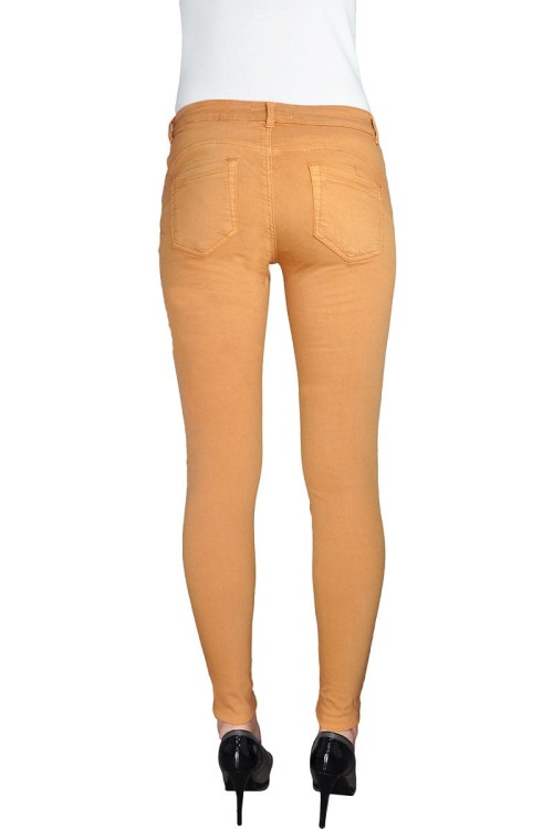 bershka-musztardowe-spodnie-jeansu-push-up-tyl-modelka.jpg