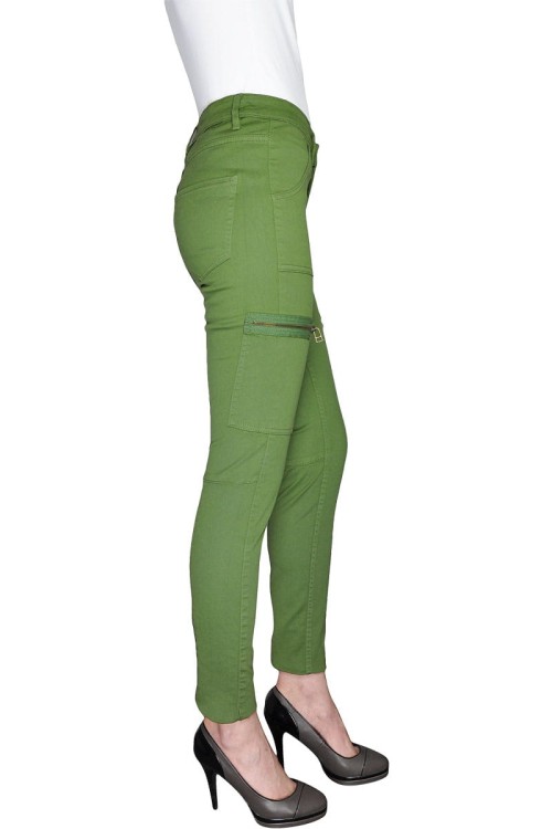 h&amp;m-ciemnozielone-oliwkowe-wojskowe-spodnie-kieszenie-zamki-kieszenie-na-zamek-zamki-na-nogawkach-modelka-bok.jpg
