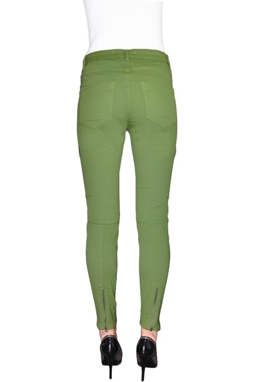 h&amp;m-ciemnozielone-oliwkowe-wojskowe-spodnie-kieszenie-zamki-kieszenie-na-zamek-zamki-na-nogawkach-modelka-tyl.jpg