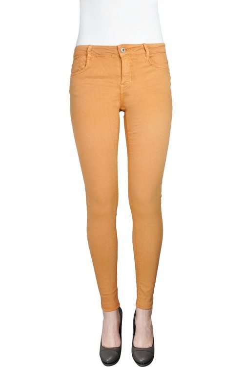 bershka-musztardowe-spodnie-jeansu-push-up-przod-modelka.jpg