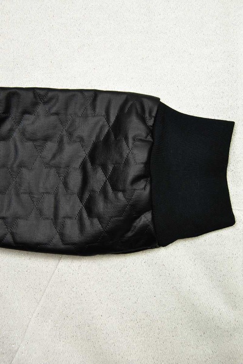 knitmania-srebrna-bluza-czarne-rekawy-skora-kaptur-zblizenie2.jpg
