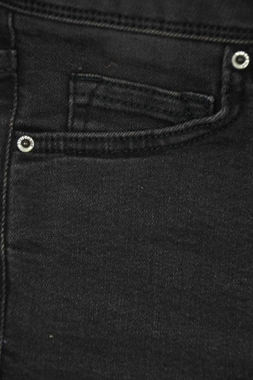 h&amp;m-czarne-spodnie-z-dziurami-na-kolanach-zblizenie2.jpg