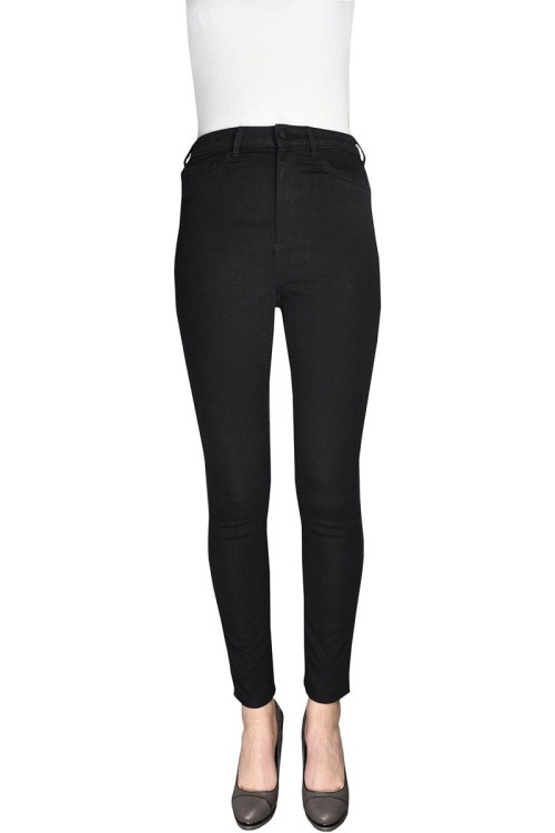 h&amp;m-czarne-spodnie-wysoki-stan-modelka-przod.jpg