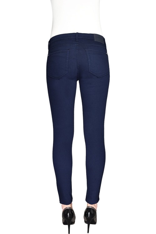 mango-granatowe-spodnie-jeansy-denim&amp;tees-modelka-tyl.jpg
