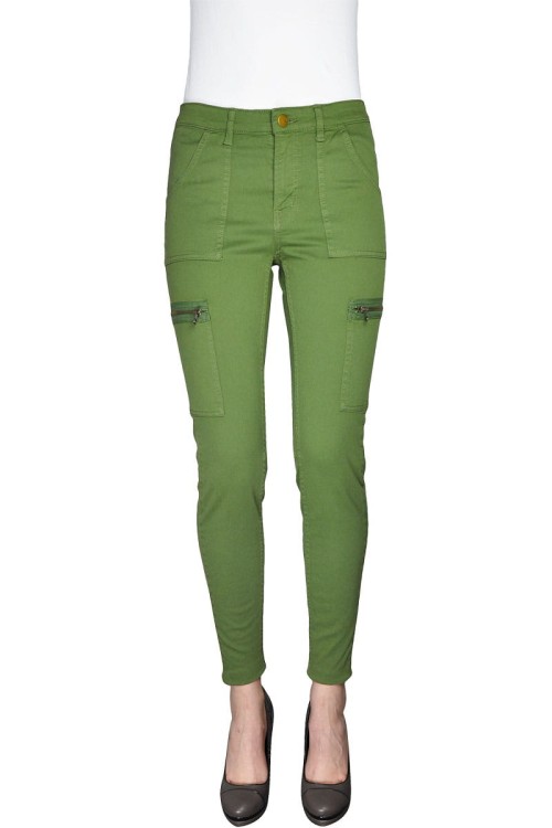 h&amp;m-ciemnozielone-oliwkowe-wojskowe-spodnie-kieszenie-zamki-kieszenie-na-zamek-zamki-na-nogawkach-modelka-przod.jpg