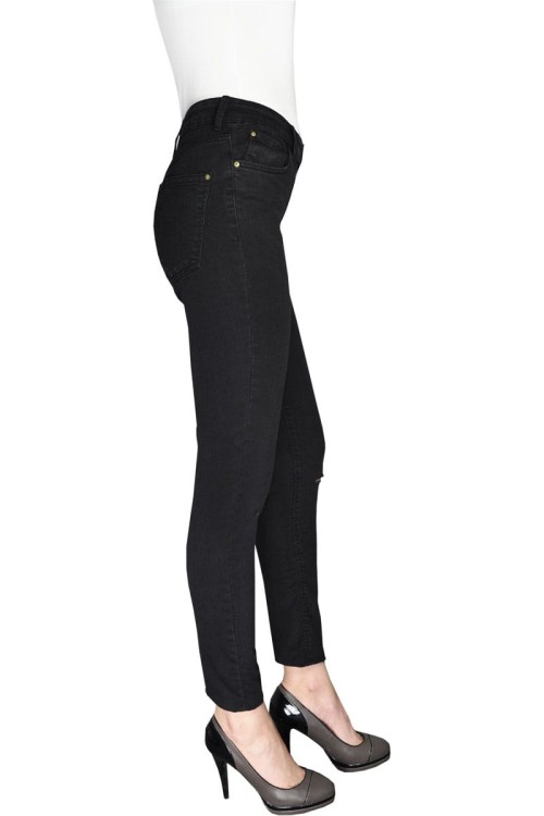 mango-jeansy-spodnie-noa-z-dziurami-na-kolanach-czarne-modelka-bok.jpg
